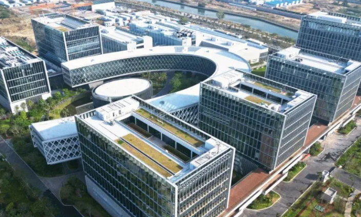 彩色沥青与抗裂贴在市政道路工程中的应用对比及选型建议